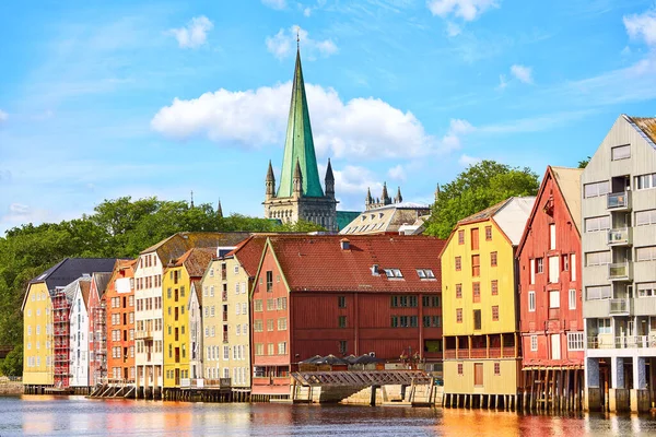 Kleurrijke Houten Huizen Nidaros Kathedraal Aan Rivier Nidelva Trondheim Noorwegen Rechtenvrije Stockfoto's