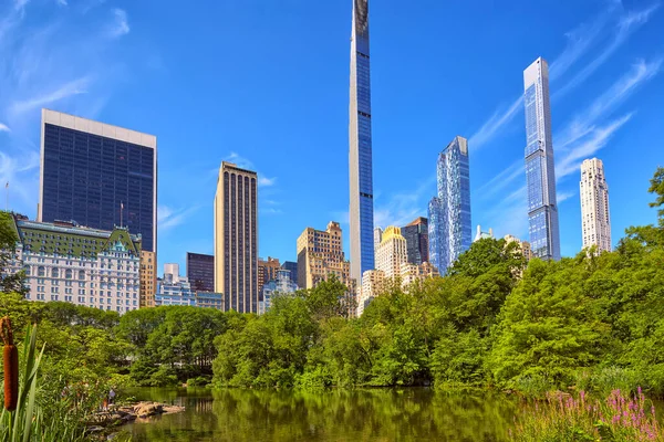Vijver Central Park Wolkenkrabbers New York City — Stockfoto