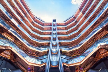 New York, New York, ABD - 22 Temmuz 2023: Hudson Yards 'ın iç mekanının düşük açılı görüntüsü 