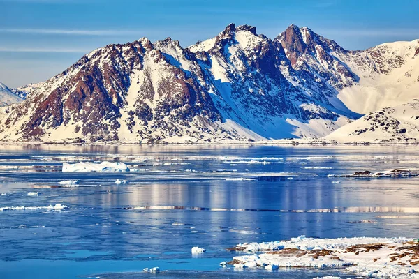 具有海岸线和山脉的东格陵兰景观 图库图片