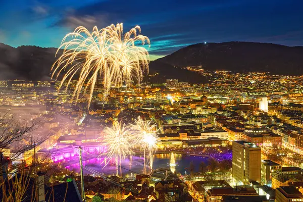 노르웨이의 라이트 페스티벌에서 베르겐의 불꽃놀이 스톡 사진