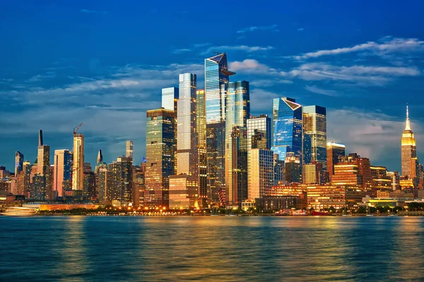 纽约黄昏时分 曼哈顿中城和哈德逊场的摩天大楼 图库照片