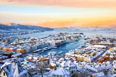 Bergen limanının kışın gün doğumunda inanılmaz manzarası, Norveç