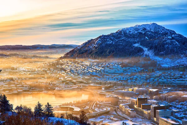 Prachtig Uitzicht Bergen Vanuit Floyen Winter Bij Zonsopgang Noorwegen Stockafbeelding