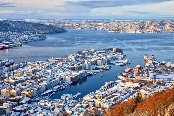 在挪威冬季的清晨 从弗洛伊德看到卑尔根港 图库照片