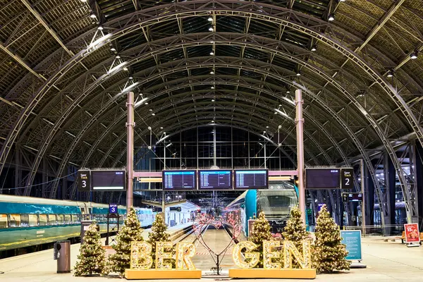 2023年12月31日 挪威卑尔根 卑尔根火车站 圣诞和尼斯年装饰 图库照片