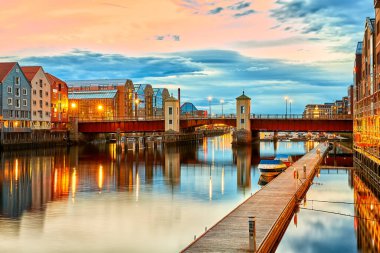 Nidelva Nehri 'nin Trondheim manzarası ve Norveç' te yaz günbatımında Bakke Bru köprüsü.