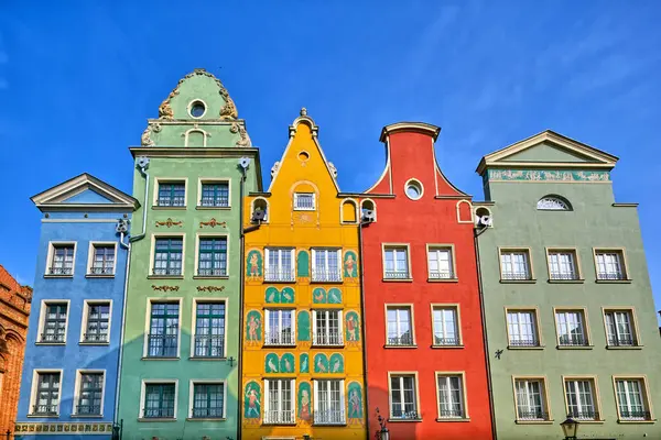 Polonya 'nın eski Gdansk kentindeki geleneksel renkli evler