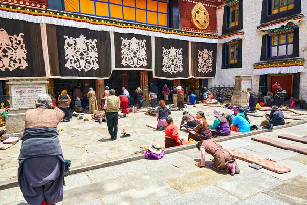 Lhassa Tibet Mai 2014 Prière Des Pèlerins Tout Tibet Prosternation Photos De Stock Libres De Droits