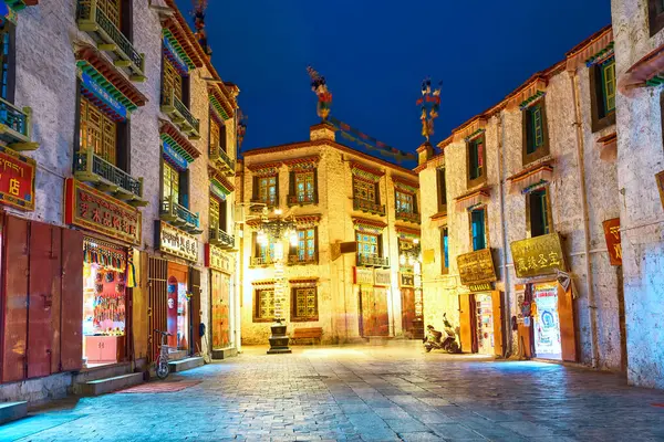 Lhasa Tibet Mayo 2014 Casas Tiendas Típicas Alrededor Calle Barkhor Imágenes de stock libres de derechos