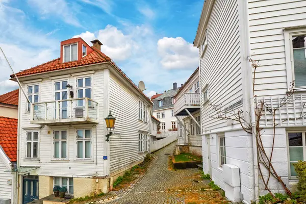 Jalan Dengan Rumah Kayu Putih Pusat Bergen Norwegia Stok Foto Bebas Royalti