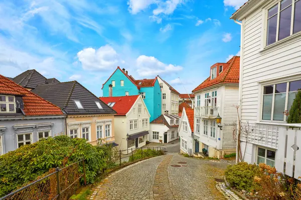 挪威卑尔根市中心有木制房屋的街道 图库图片