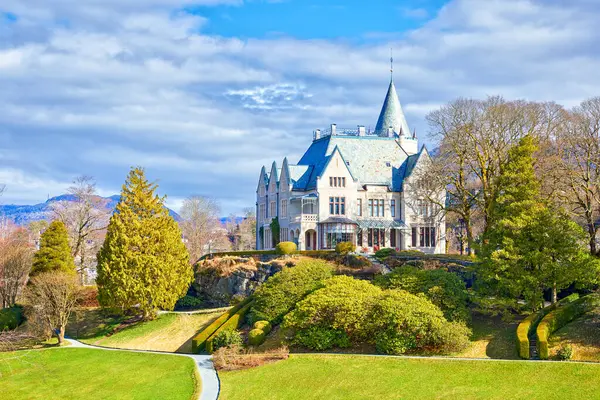 Исторический Королевский Замок Гамлехауген Окружающим Парком Бергене Норвегия Лицензионные Стоковые Изображения