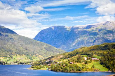 Norveç, Norveç ve Norveç 'in geleneksel köylerini tehdit ediyorlar.