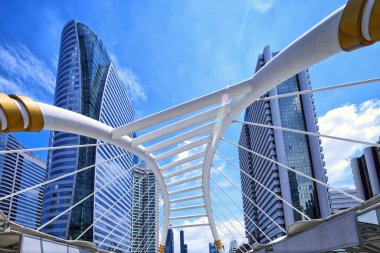 Bangkok, Tayland 'daki Chong Nonsi tren istasyonunda gökyüzü köprüsü.