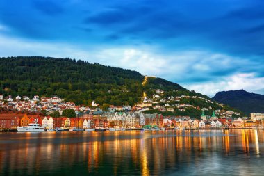 Bergen Limanı Yazın akşam karanlığında, Norveç