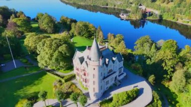 Norveç, Bergen 'deki Gamlehaugen Kraliyet Kalesi' nin havadan görünüşü
