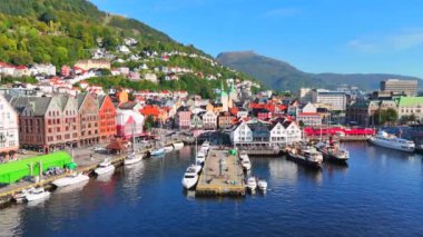 Bergen limanının hava aracı görüntüsü. Yat ve teknelerle, Norveç.