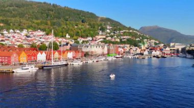 Bergen Limanı 'nın ve Bergen, Norveç' teki Bryggen bölgesinin insansız hava aracı görüntüleri.