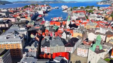 Bergen 'in eski şehir merkezi ve limanının insansız hava aracı görüntüsü, Norveç