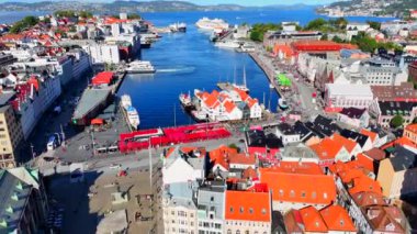 Bergen limanı ve tarihi Bryggen bölgesi Norveç 'in insansız hava aracı görüntüleri.