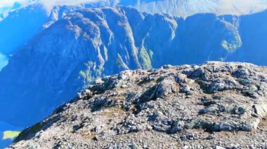 Norveç 'in Bakkanosi kentindeki fiyort manzarasının insansız hava aracı görüntüsü