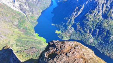 Turist merkezinin tepesinden fiyort, Bakkanosi, hava aracı atışı, Norveç