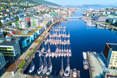 Bergen 'de modern binaları olan Solheimsviken marinası, hava manzaralı, Norveç