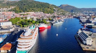 Bergen limanı ve Norveç rıhtımındaki yolcu gemisinin insansız hava aracı görüntüsü