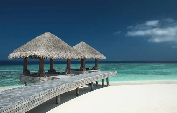 Dřevěné Molo Vedoucí Kabině Krásné Nedotčené Tropické Pláži Royalty Free Stock Obrázky