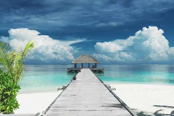美しい手付かずの熱帯のビーチでカバナにつながる木製の桟橋 ストック画像