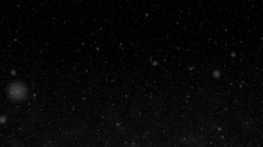 Gökten düşen meteor yağmurunun pürüzsüz ve görsel olarak çekici bir animasyonu. Yumuşak, ışıldayan parçacıklar yavaş yavaş solar. Arkaplan, dijital grafikler ve üretken efektler için ideal.