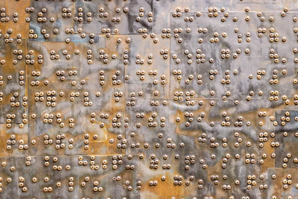 Abstrakcyjne Tło Tekstury Grubo Punktowane Wkręty Zardzewiałej Blasze Żelaznej — Zdjęcie stockowe