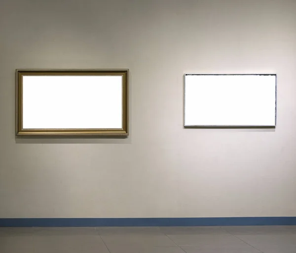 Две Пустые Рамы Изолированные Стене Выставочном Зале Числе — стоковое фото