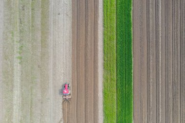 İlkbaharda kuruyan bir traktörün hava görüntüsü.