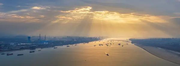 Panoramautsikt Över Crepuscular Strålar Över Yangtze River Jiujiang Stad Jiangxi Stockbild