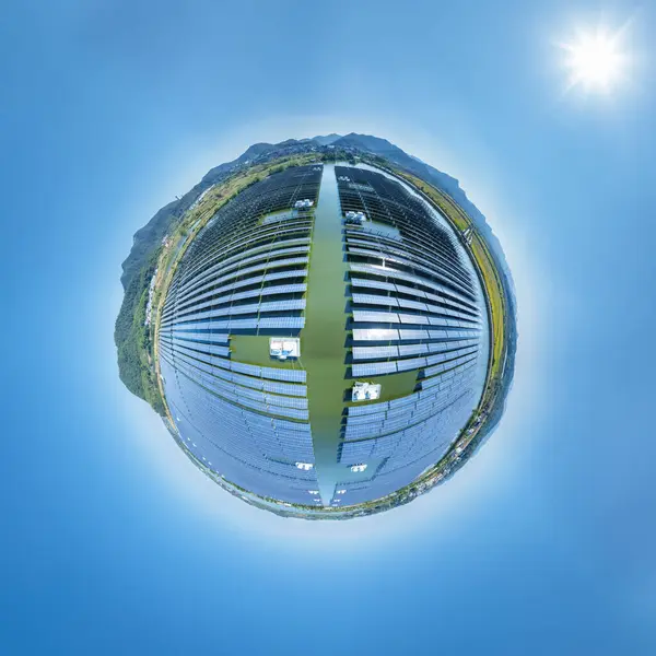 Bolvormige Panorama Van Zonnecentrale Het Water Tegen Een Blauwe Hemel Stockfoto