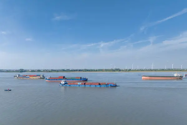 Upptagen Vatten Transport Scen Och Yangtze Floden Sandbar Vindkraftpark Mot Royaltyfria Stockfoton