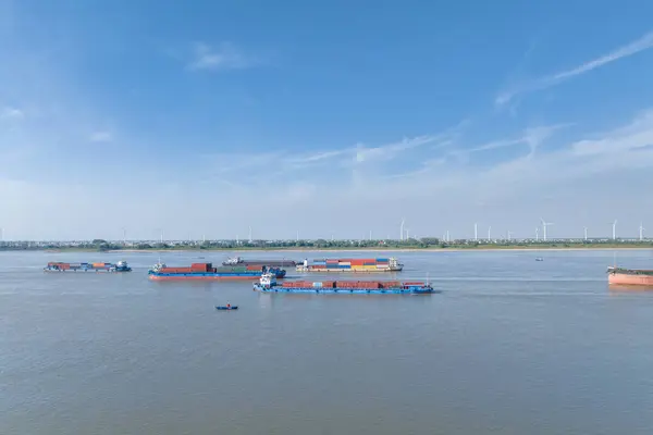 Rederier Och Yangtze Flod Sandbar Vindkraftspark Mot Blå Himmel Stockbild