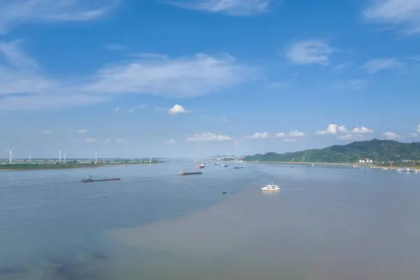 Der Zusammenfluss Des Poyang Sees Mit Dem Jangtse Zwei Farben lizenzfreie Stockbilder