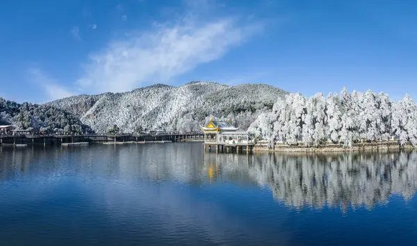鲁山山景在冬季 美丽的湖景在阳光明媚的雪天之后 免版税图库图片