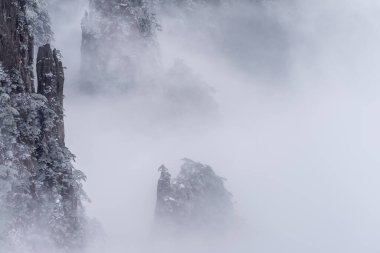 Huangshan Dağı 'nın doğal kış manzarası, Çin' in Anhui eyaletindeki sisli vadi sahnesine yakın.
