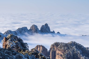 güzel kış doğal dağ manzarası ve bulutlar denizi, Huangshan dağı, Anhui bölgesi, Çin.