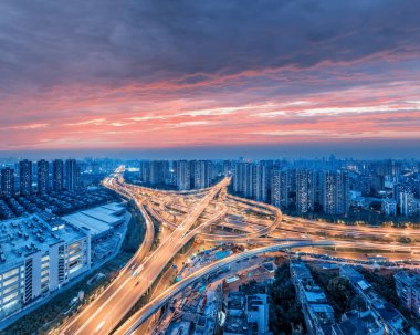 Karanlık çöktüğünde şehrin hava manzarası Chengdu Jiaozi üst geçidi, Çin.