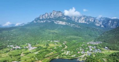 Uçurumdan yükselen beyaz bulutlar, Lushan Dağı Ulusal Parkı, Jiangxi Bölgesi, Çin