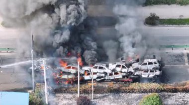Otomobil nakil aracının olay yerinin hava görüntüsü kendiliğinden tutuşan yangın kazası