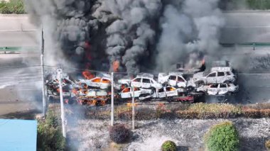 Bir karavanda meydana gelen yangın mahallinin hava görüntülerini kapatın. Yolda bir sedan tarafından taşınıyor.