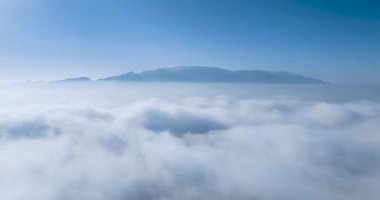 Sabah erken saatlerde sisi savunan hava hızlandırılmış görüntü ve Çin 'in Jiujiang şehrinin üzerindeki Lushan dağlarının silueti.