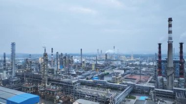 Alacakaranlıkta büyük bir petrokimyasal petrol rafinerisi fabrikasının hava görüntüsü, sanayi manzarası
