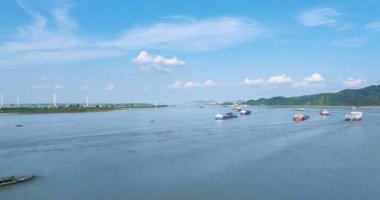 Jiujiang şehrindeki Yangtze Nehri su taşıma sahnesinde, Çin 'in Jiangxi şehrinde,